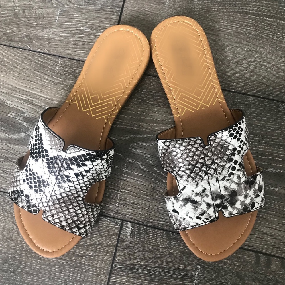 ๐บSALE๐บBlack and white snake print sandals - Picture 5 of 6
